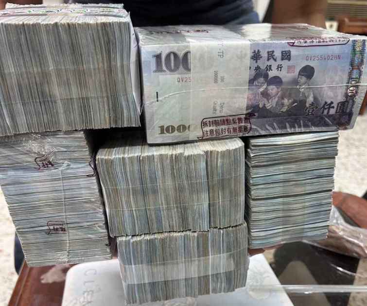 ▲南投分局半山派出所部署埋伏，成功逮捕了23歲的林姓詐騙車手，並查扣了詐騙所得的贓款新臺幣600萬元整。（南投警方提供）
