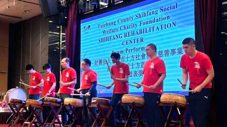 ▲ 十方啟能中心學員帶來太鼓表演。（記者廖妙茜翻攝）