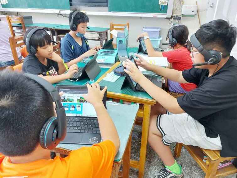 ▲學校高年級共有15位小朋友參加教育部雙語數位學伴計畫。（福德國小提供）