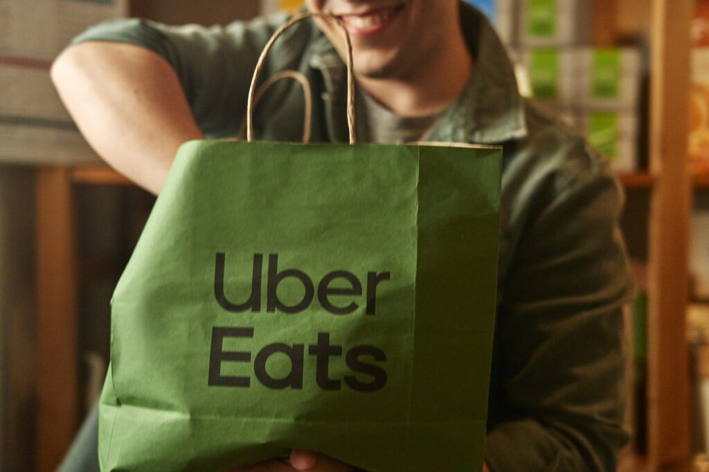 Uber Eats 攜上千家商家合作夥伴推出指定餐飲買一送一等超值優惠,為全台大專院校考生獻上期末考歐趴祝福。(Uber Eats 提供)