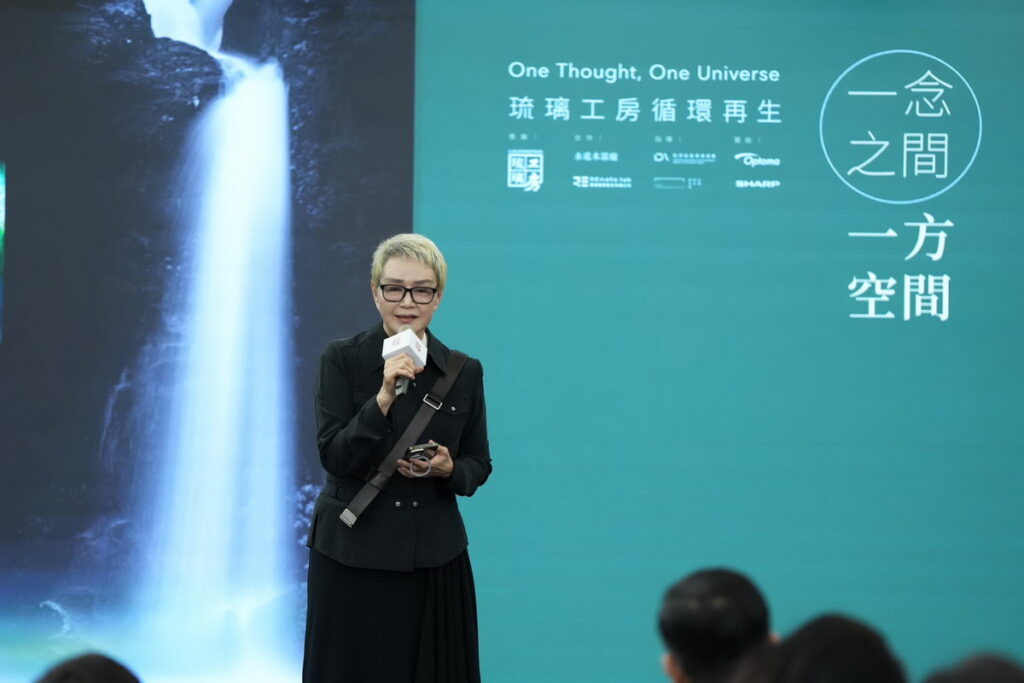琉璃工房創辦人楊惠姍致詞。