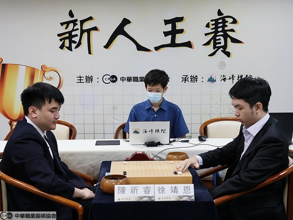 序盤雙方形勢接近,直到中盤階段依舊勢均力敵,兩人就這樣一路緊咬直到最後關頭。