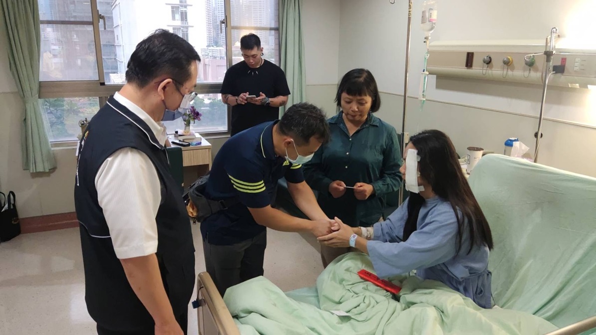▲圖說:許姓民眾在中捷車廂奮不顧身與嫌犯搏鬥而負傷,醫美集團特別派人前往醫院探望 (圖/台中市政府提供)