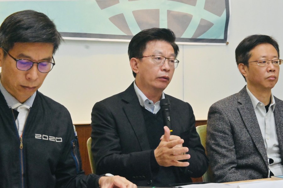 郭國文開告黃仁等4藍委 質疑周萬來違反議事規則 236 郭國文開告黃仁等4藍委 質疑周萬來違反議事規則 235