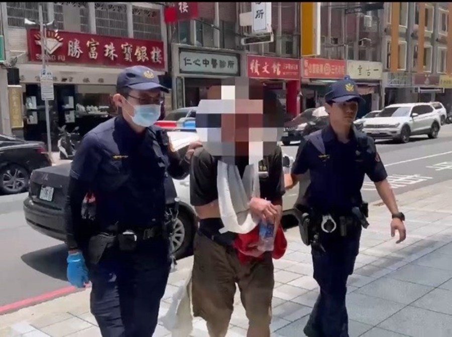 開車滑手機 眼尖警攔查見毒品58歲男跳溝圳逃 241 cnews204240522a09