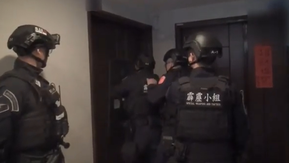 警方攻堅畫面。(記者徐煜勝翻攝)