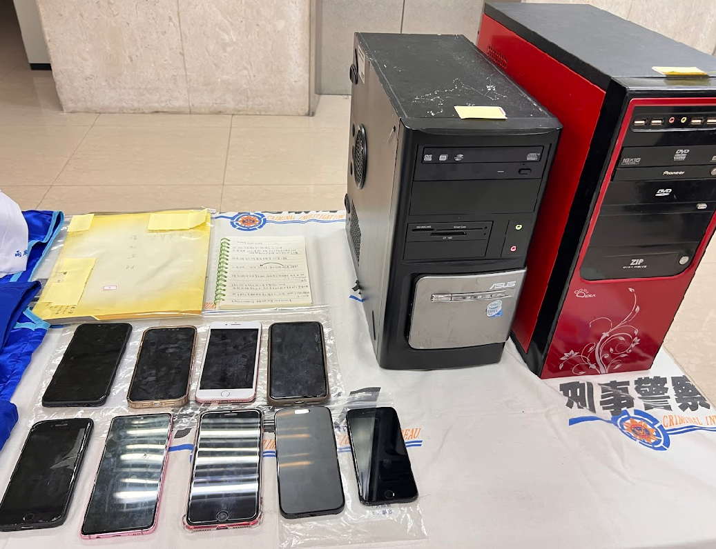 警方查扣電腦證物。(記者徐煜勝翻攝)