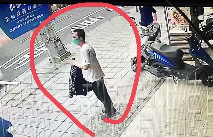 基隆逃犯簡郁紘被拍到於板橋車站站牌前影像。(記者徐煜勝翻攝)