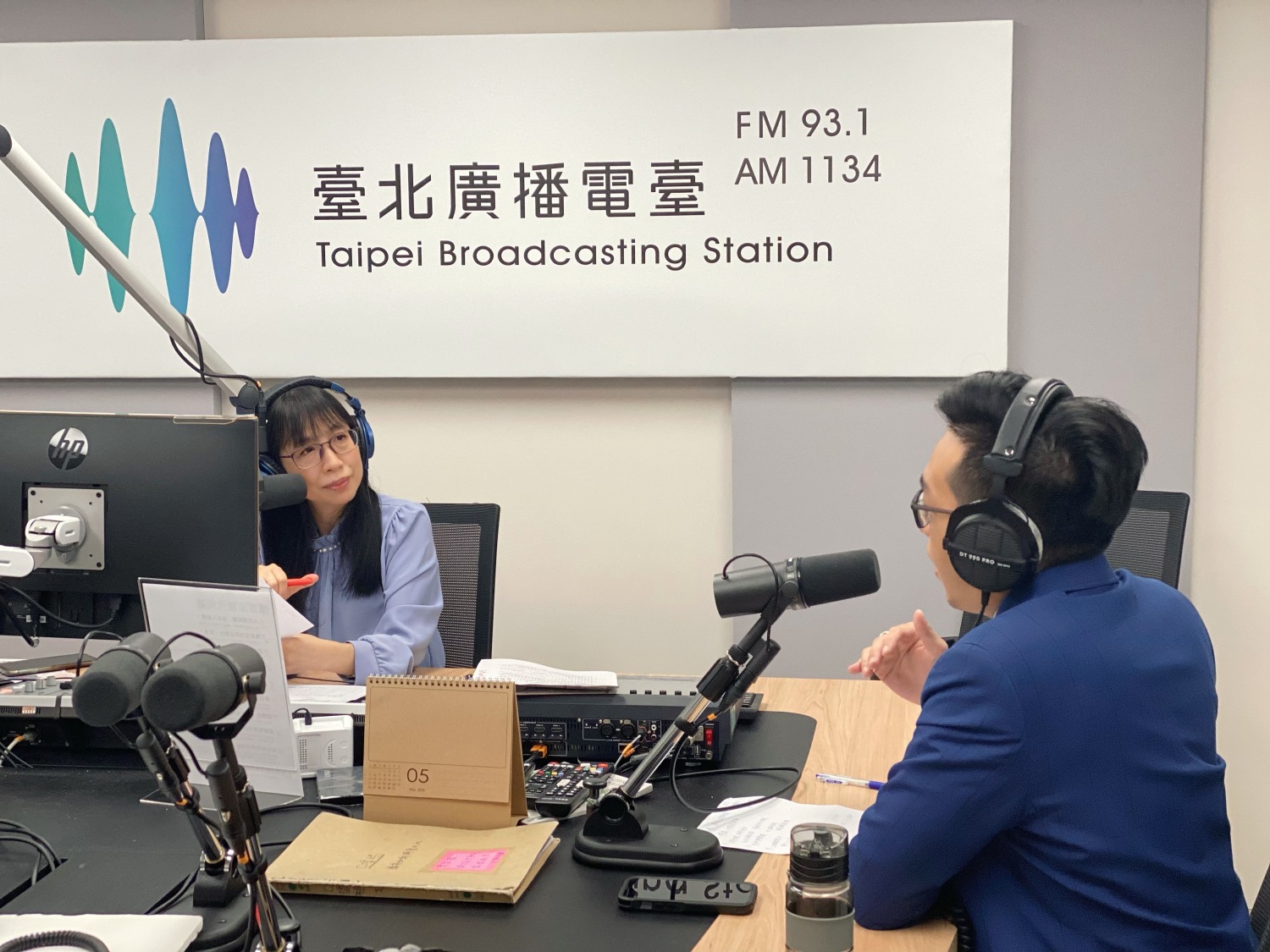 臺北市保安警察大隊邀請何孟臨律師前往臺北廣播電臺進行反詐犯罪預防宣導。(記者薛秀蓮翻攝)