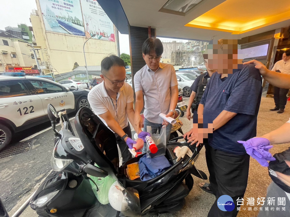 警方查獲犯罪用噴漆、液態硃砂及犯案時穿著衣物等證物。