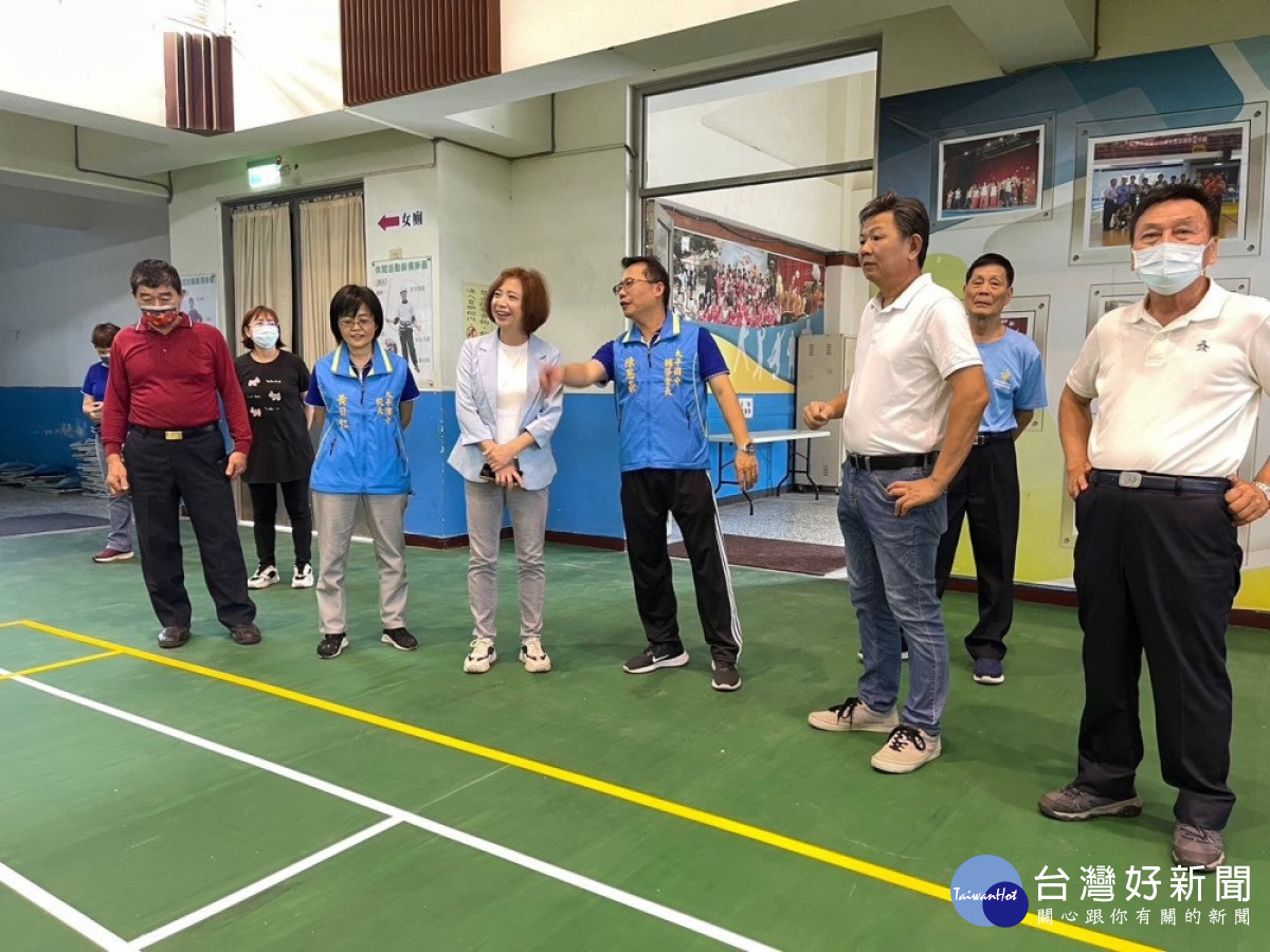 臺中市立太平國民中學育樂館地板修繕22日下午完成啟用，何欣純立委到校勘查使用情形。（圖/何欣純立委服務處）