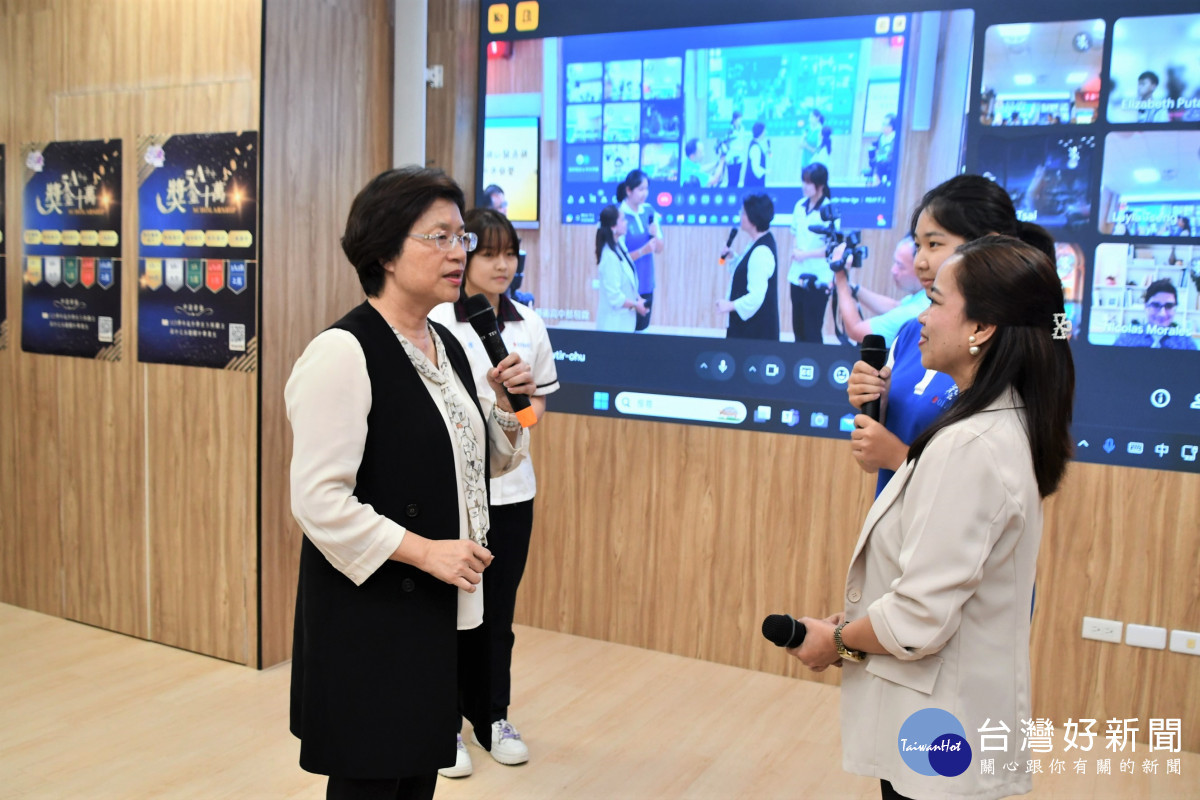 縣長王惠美與外師對談。圖/記者鄧富珍翻攝