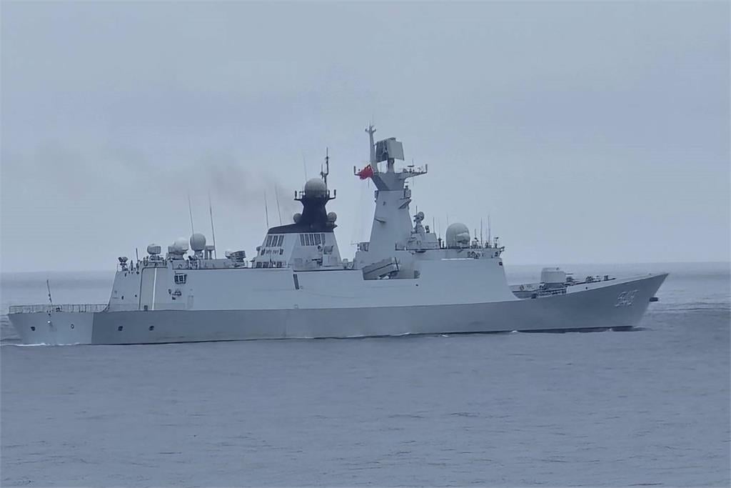 中國548號軍艦「益陽」號飛彈護衛艦,上午靠近彭佳嶼附近海域遭我方驅離。海巡署提供