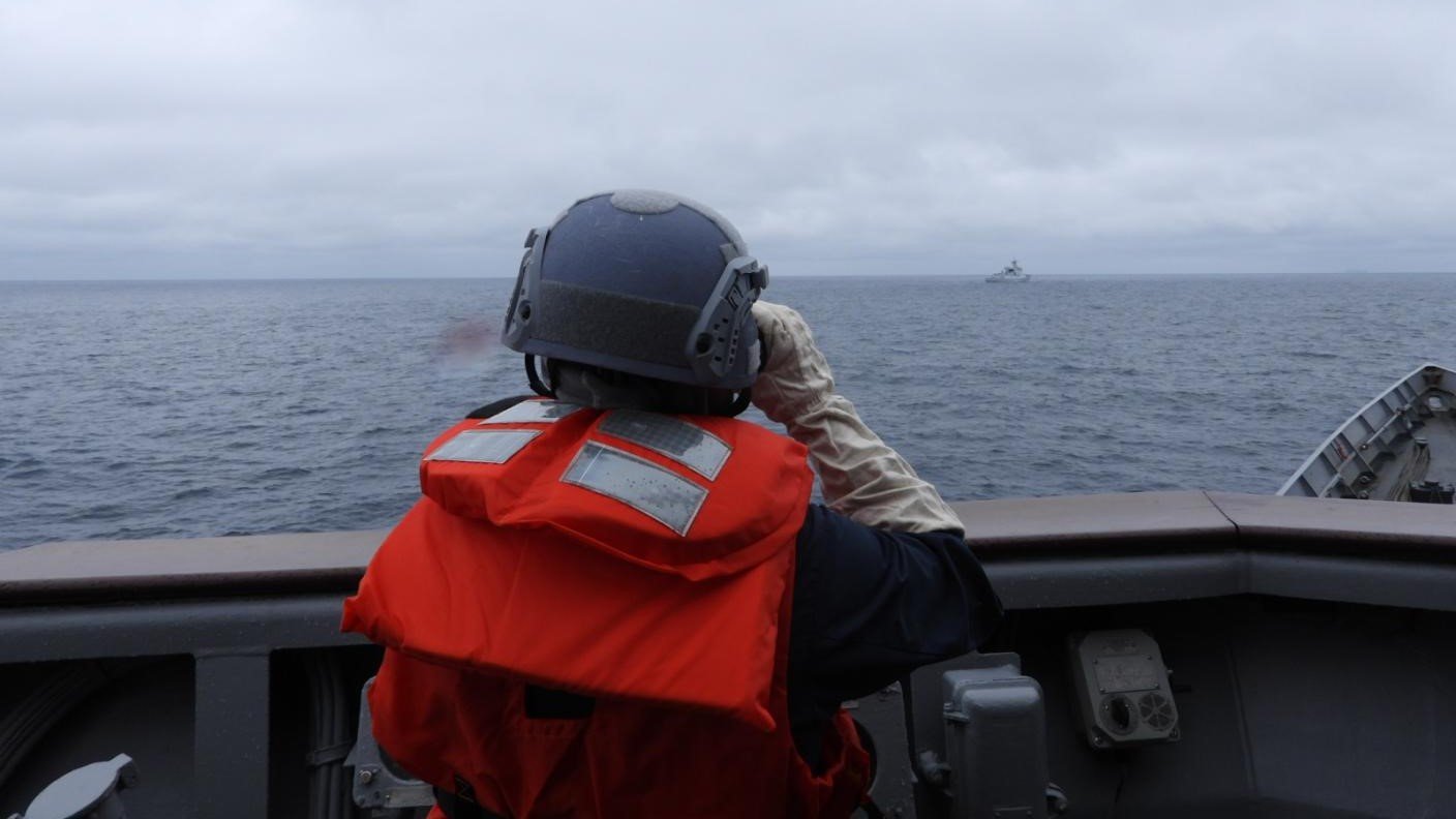 國防部證實,解放軍海空機艦已逼近我24浬處。圖為我海軍班超軍艦,監控中共海軍052D型飛彈驅逐艦「紹興艦」。國防部提供