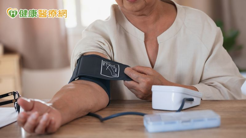 她肩頸痠痛、疲倦以為感冒 就醫一查「血壓飆破200」中風了