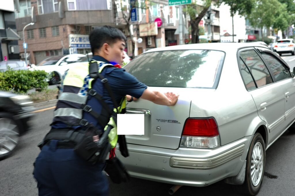 ▲圖說:巡邏員警要會18般武藝,不僅推車接電還要懂「排檔Shift lock解鎖」 (圖/台中市政府提供)