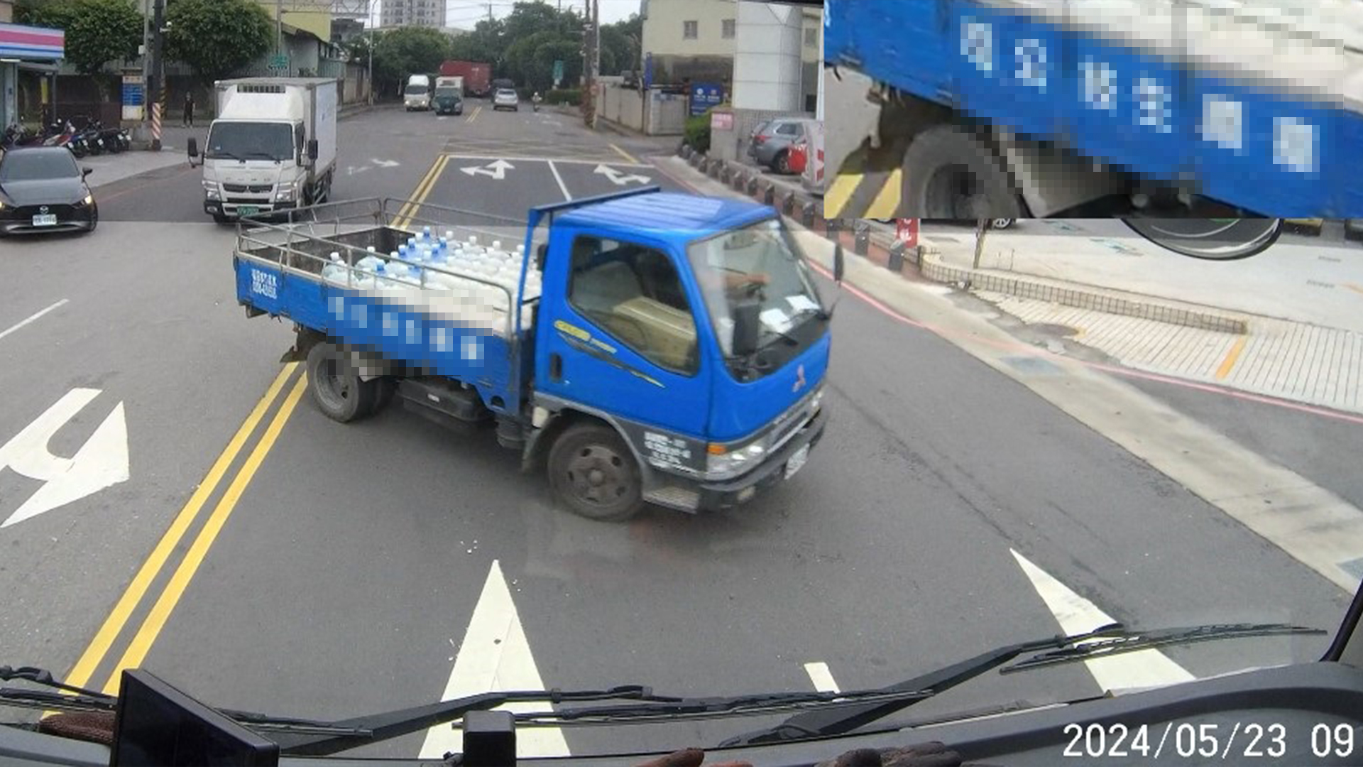 ▲桃園貨車無視直行車跨雙黃線險被擊落(圖/翻攝畫面)