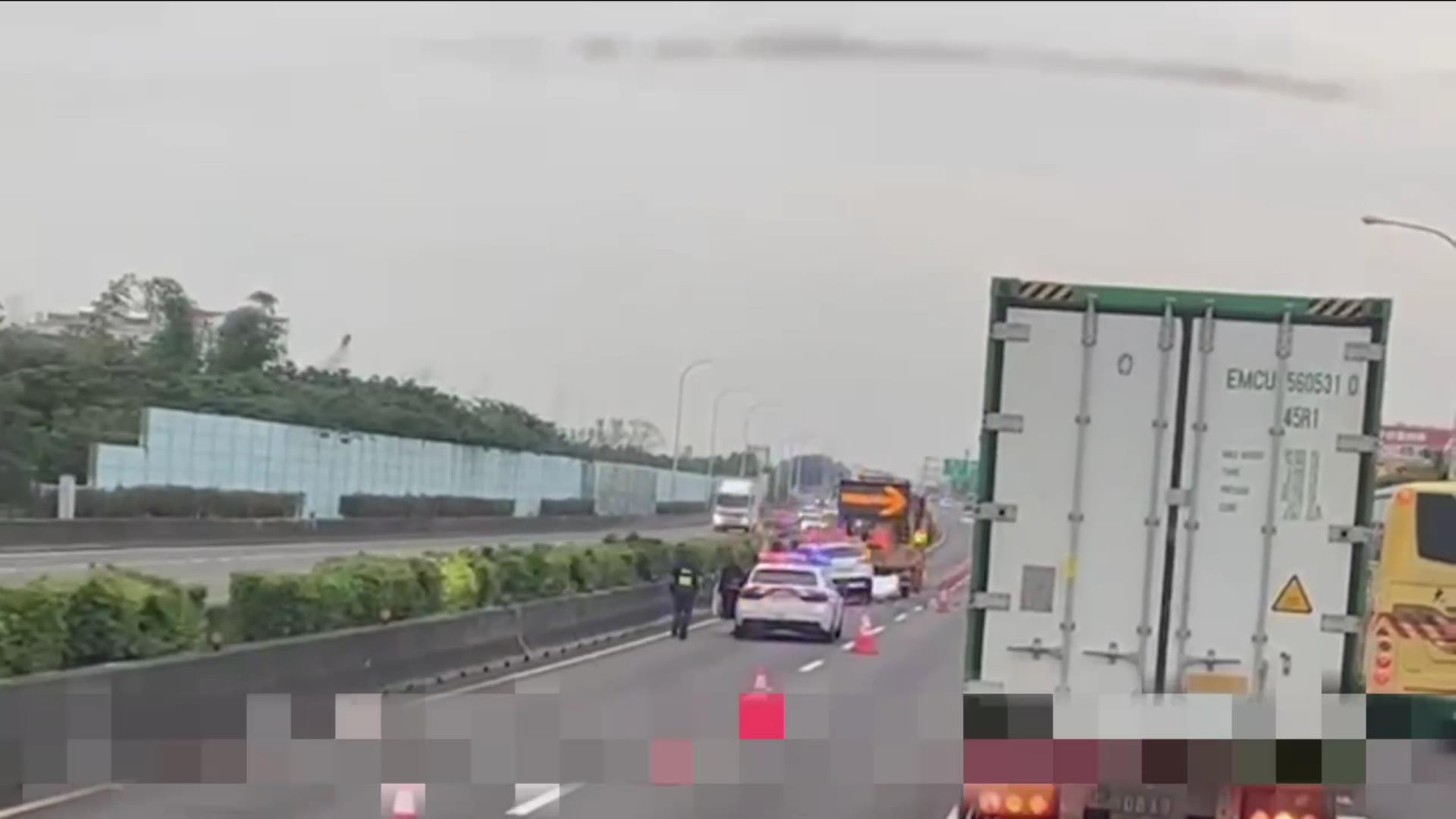 ▲國道1號中山高北向自小客車追撞工程緩撞車,導致車頭嚴重受損,有2人受傷。(民眾提供)