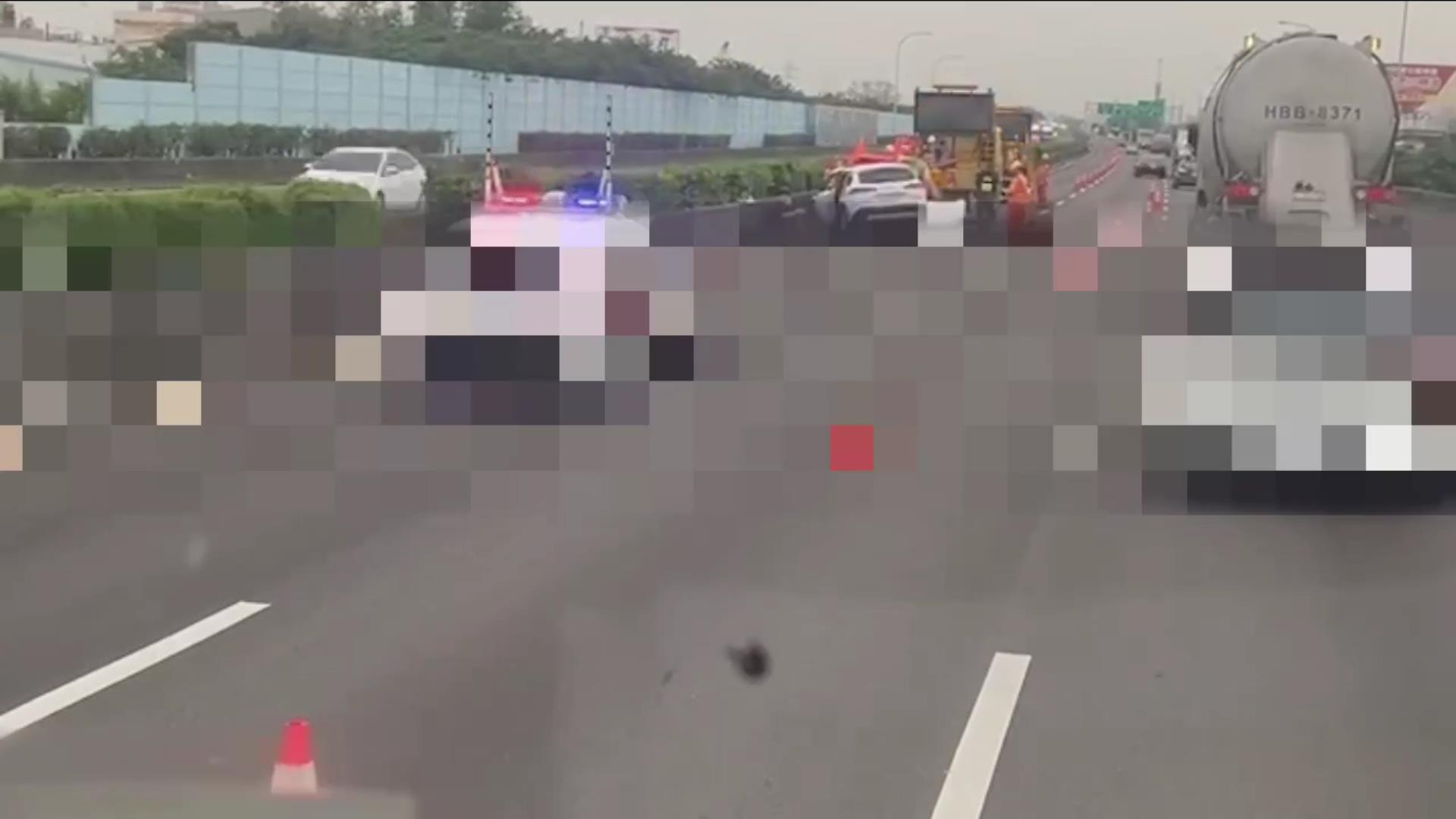 ▲國道1號中山高北向自小客車追撞工程緩撞車，導致車頭嚴重受損，有2人受傷。（民眾提供）