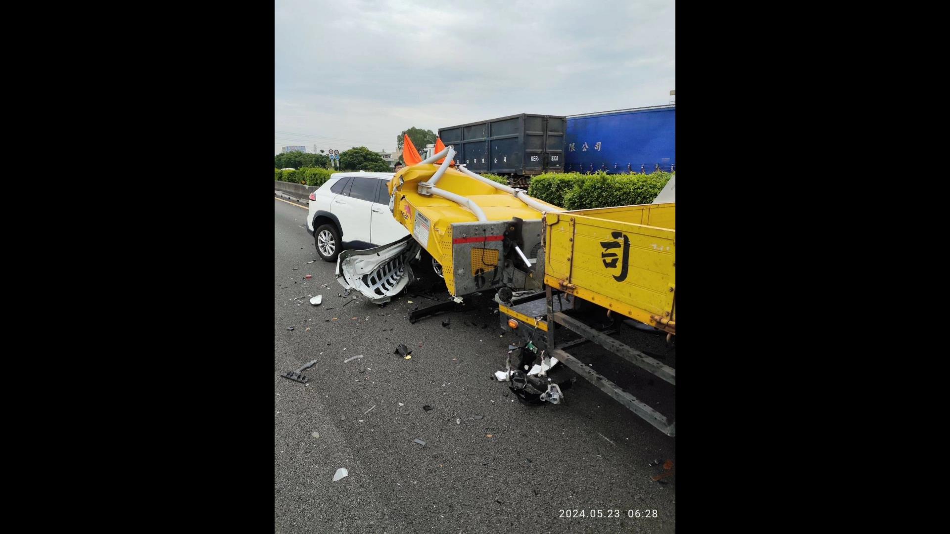 ▲國道1號中山高北向自小客車追撞工程緩撞車，導致車頭嚴重受損，有2人受傷。（民眾提供）