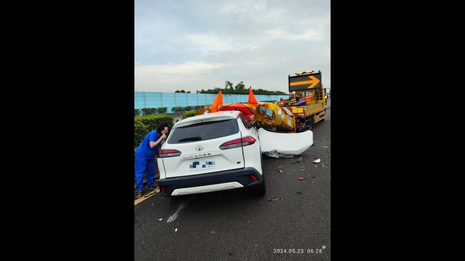 ▲國道1號中山高北向自小客車追撞工程緩撞車，導致車頭嚴重受損，有2人受傷。（民眾提供）