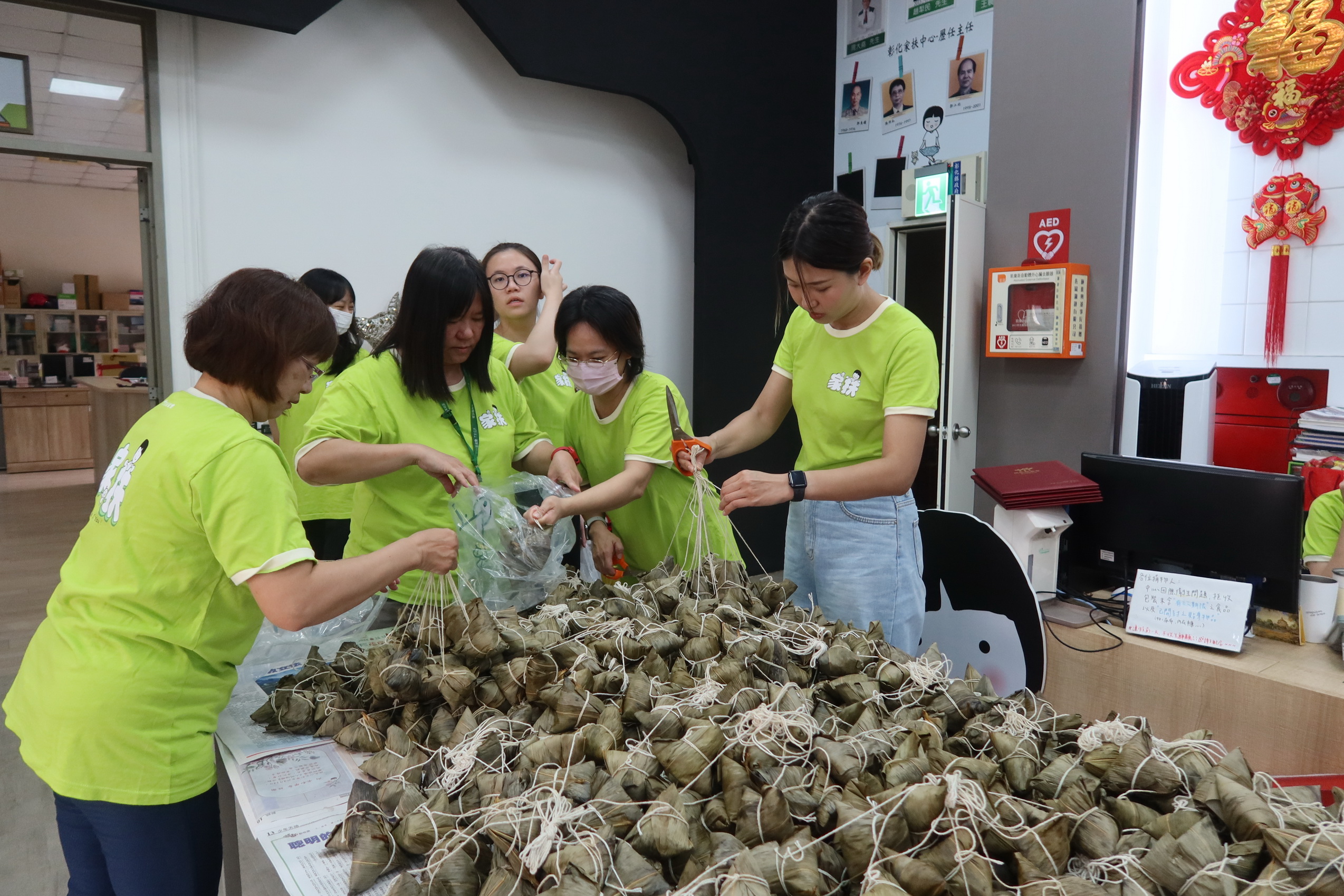 ▲彰化縣議員賴清美與八大家具業者黃雍筆送上1000顆熱騰騰的粽子給家扶兒，希望讓家扶兒全家都能共享端午節的溫馨。（記者張溎壕攝）