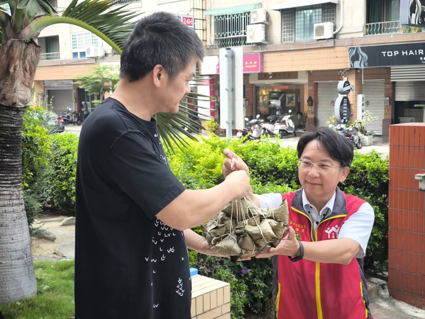 ▲彰化縣議員賴清美與八大家具業者黃雍筆送上1000顆熱騰騰的粽子給家扶兒，希望讓家扶兒全家都能共享端午節的溫馨。（記者張溎壕攝）