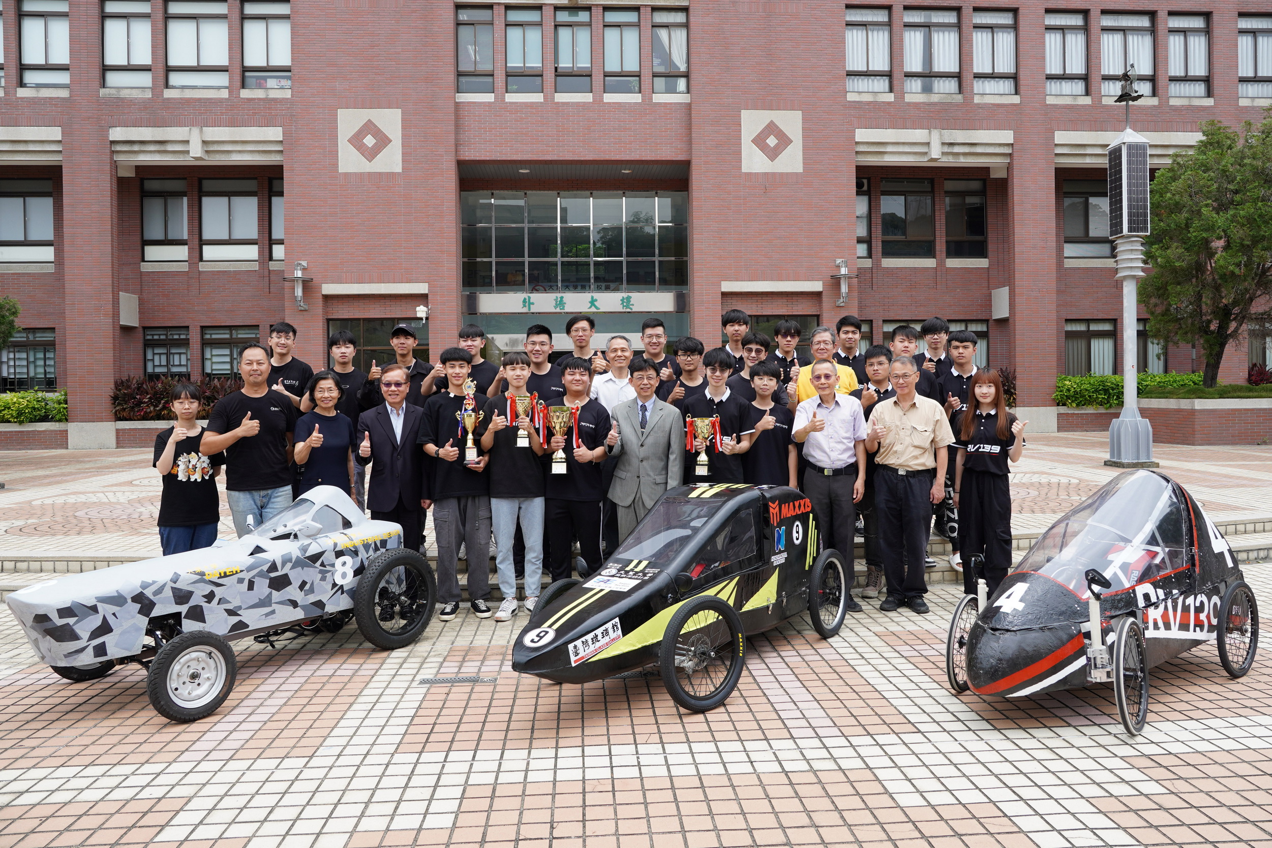 ▲大葉大學挑戰全國環保節能車大賽,勇奪雙冠王,三支車隊抱回四獎盃。(記者張溎壕攝)