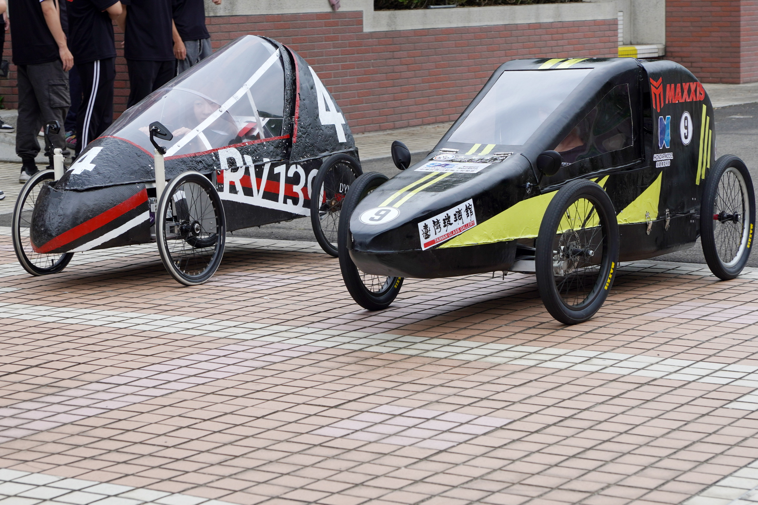 ▲大葉大學機械系Rimitto Sho車隊(右)與RV139車隊(左)在全國環保節能車大賽跑出第一名跟第三名的好成績。（記者張溎壕攝）
