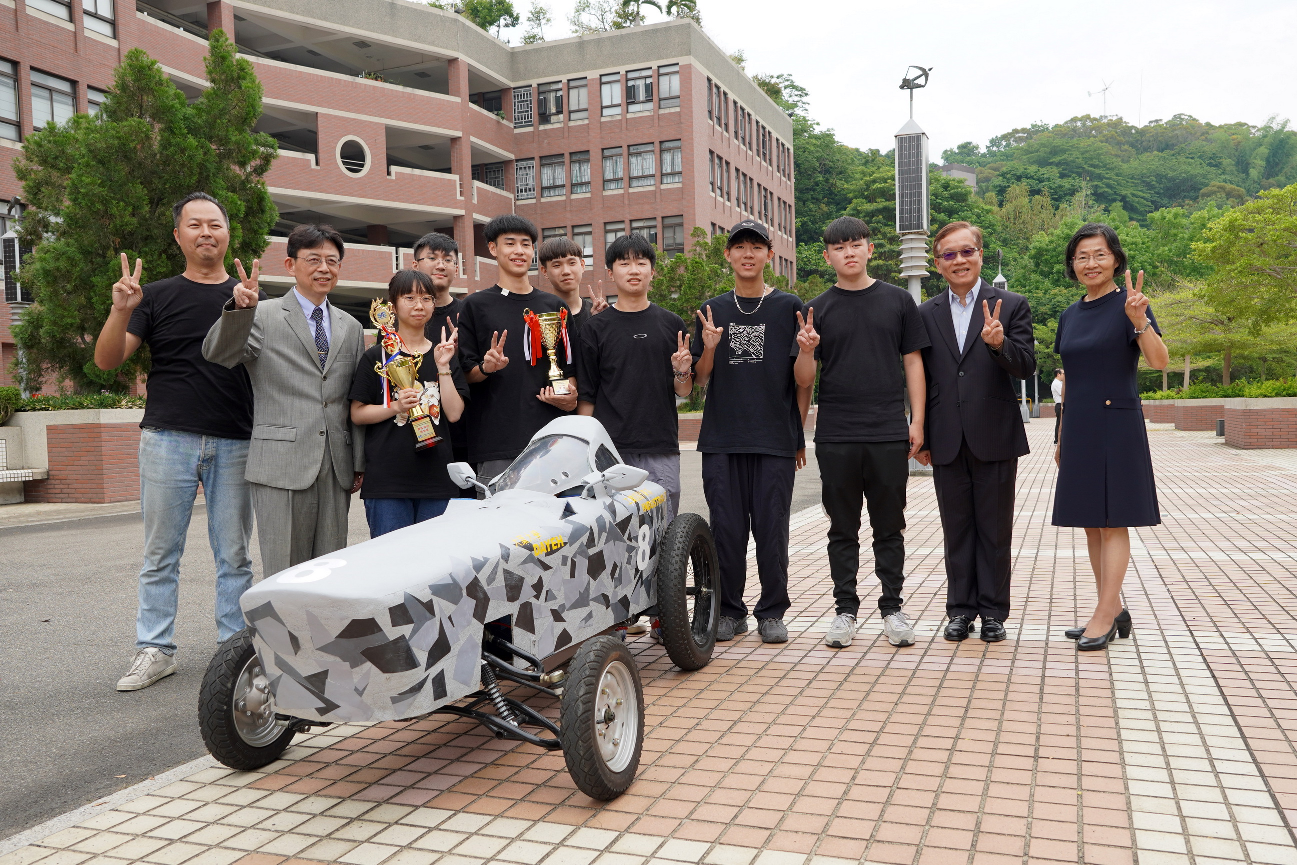 ▲大葉大學工設系暴走地平線車隊在車殼加入葡萄藤碎片。（記者張溎壕攝）