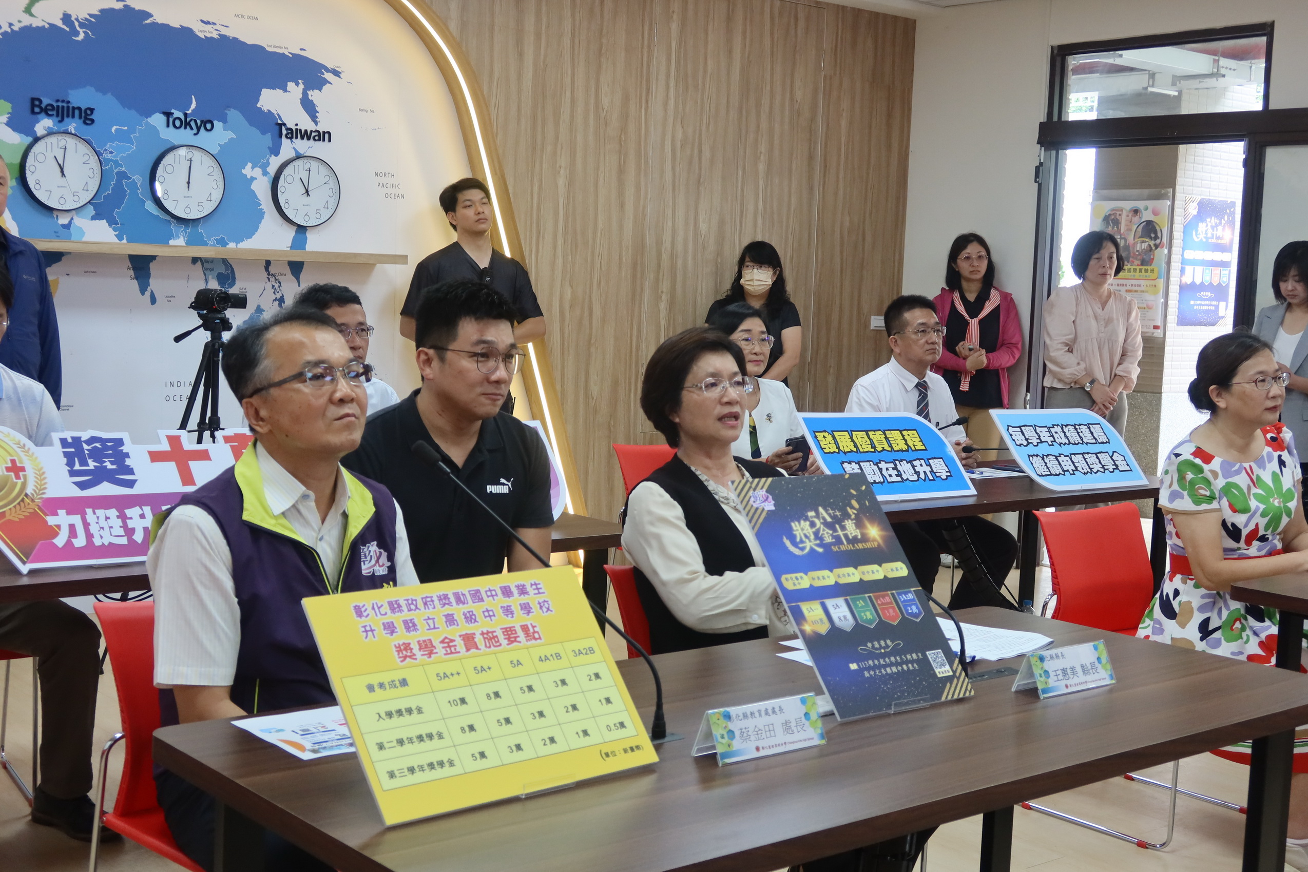 ▲彰化縣長王惠美到彰化藝術高中視察國際班執行情況，實地了解縣府補助5所縣立完全中學國際班教室設備及外籍師資之運作情況。（記者張溎壕攝）