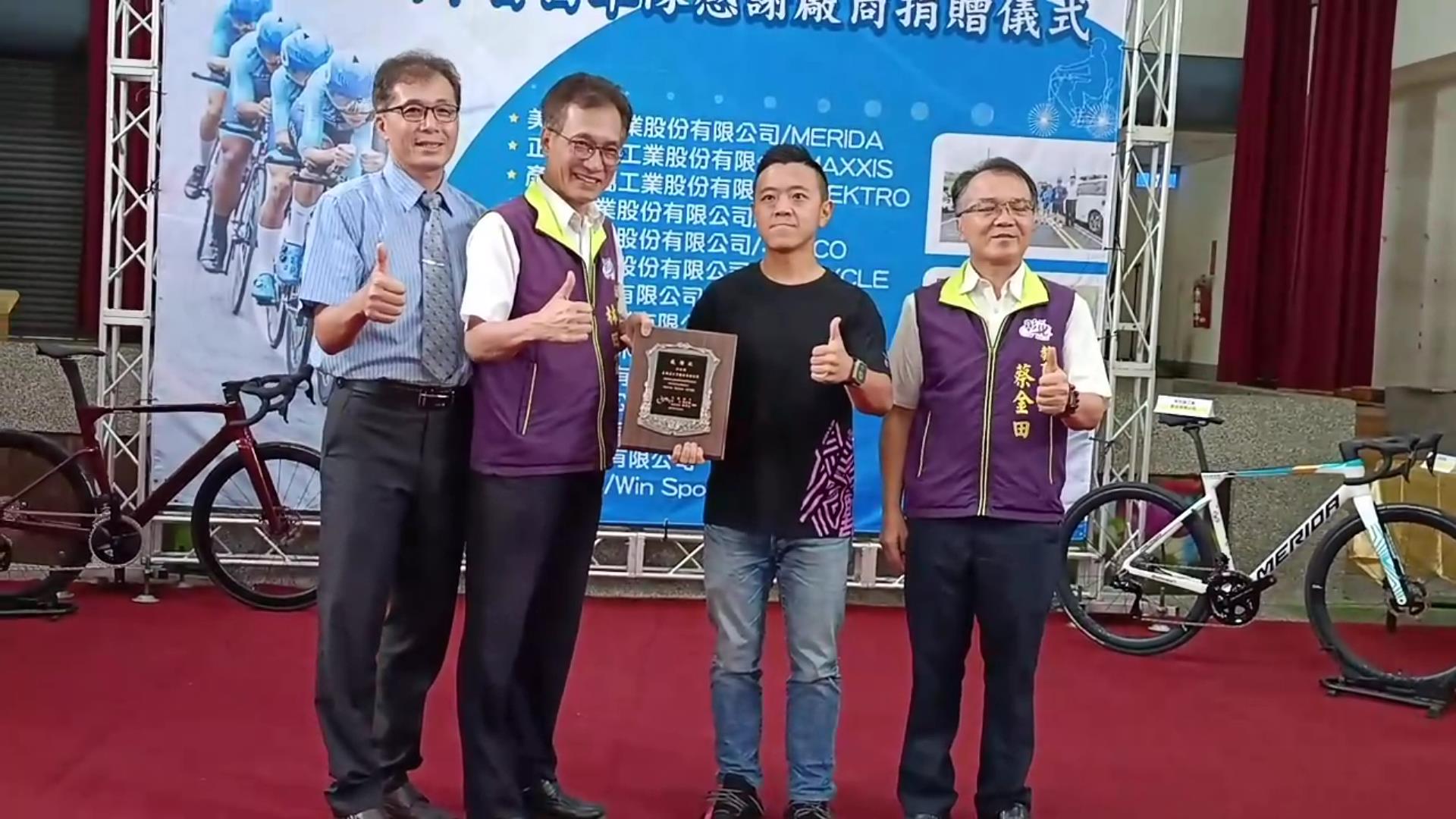 ▲彰化縣大村國中自由車隊成軍兩年，今年全中運15項晉級前八強，並獲兩面銅牌，縣內13家廠商聯合贊助車隊以茲鼓勵。（記者張溎壕攝）