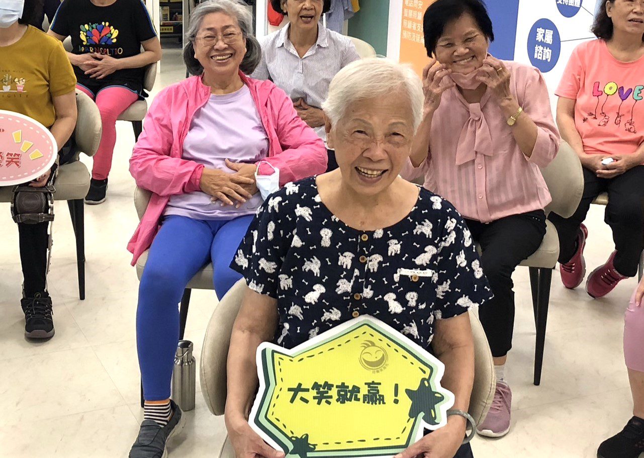 用笑釋放壓力　用瑜伽延緩老化　新北推愛笑瑜伽　助抗老抗憂鬱