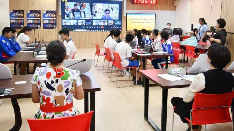 ▲彰化縣長王惠美關心縣立高中與美國加州州立大學聖馬可斯分校合作的國際班全英線上課程師生。（記者林明佑翻攝）
