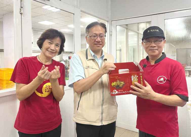 ▲楊哥楊嫂食品股份有限公司捐贈的紅豆粽將提供給社會局各社福中心、身障個管中心及實物銀行服務中的弱勢家庭，透過社會的善心，讓其度過溫暖的端午佳節。（臺南市政府提供）