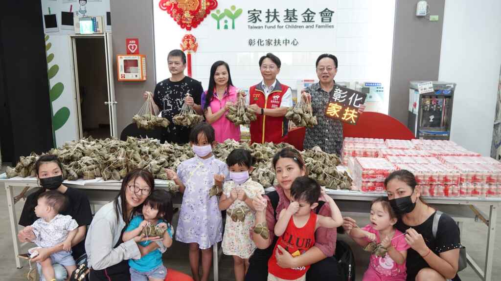 ▲端午節前夕,賴清美議員號召親朋好友與善心人士關懷家扶兒,八大家具業者黃雍筆「筆哥」再度一同響應,一早送來熱騰騰剛出爐的一千顆愛心粽,為孩子們帶來了節日的溫暖與關懷。(記者林明佑攝)