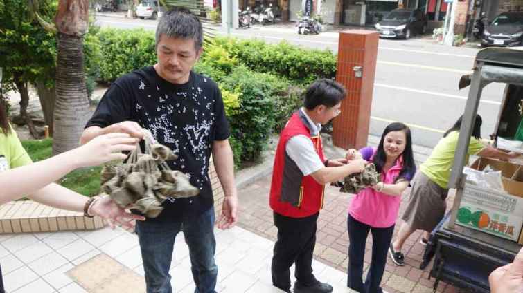 ▲「賴粽月阿姨」親自到彰化家扶中心捐贈愛心粽，八大家具業者黃雍筆「筆哥」再度一同響應，一早送來熱騰騰剛出爐的一千顆愛心粽。（記者林明佑攝）