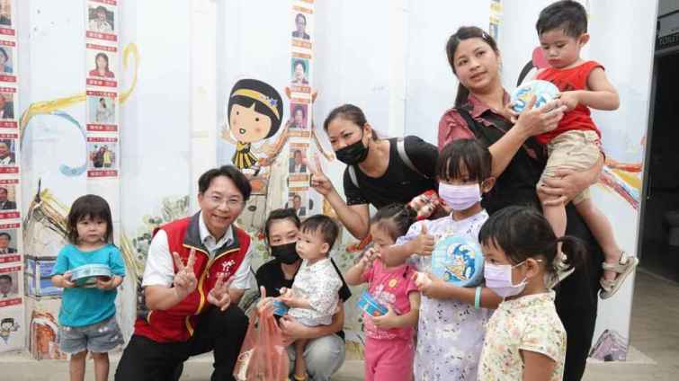 ▲彰化家扶扶幼主委辜福榮代表中心頒發感謝狀給予賴議員與筆哥，並同時帶來愛心店家「關於餅乾」曲奇餅分享給予受助家庭。（記者林明佑攝）