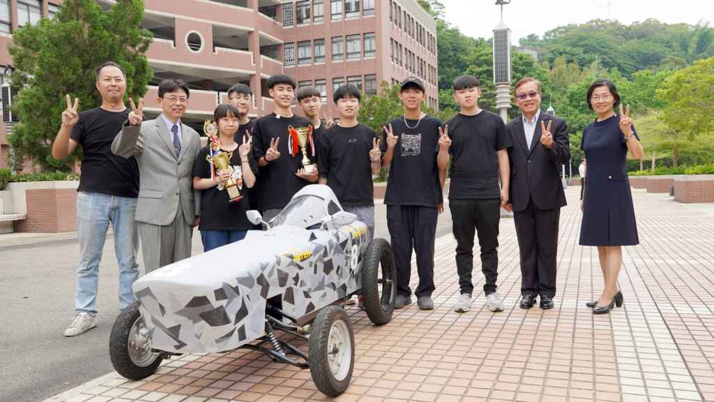 ▲大葉大學工設系暴走地平線車隊在車殼加入葡萄藤碎片。(大葉大學提供)