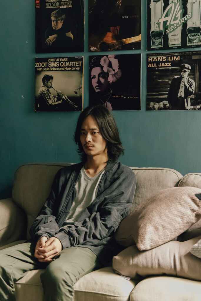 ▲夏騰宏在《幸福房屋事件簿》飾演拋棄未婚妻的黑膠唱片發燒友，未婚妻在醫院過世後，化身化身化身厲鬼來討命。（逆光電影股份有限公司提供）