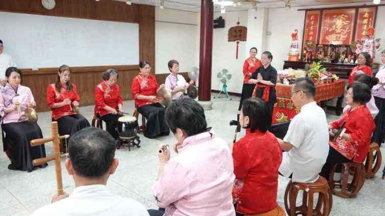 ▲南管孟府郎君祭典，儀式由薪傳獎得主及重要傳統藝術南管戲曲保存者林吳素霞老師主持。（記者林明佑攝）