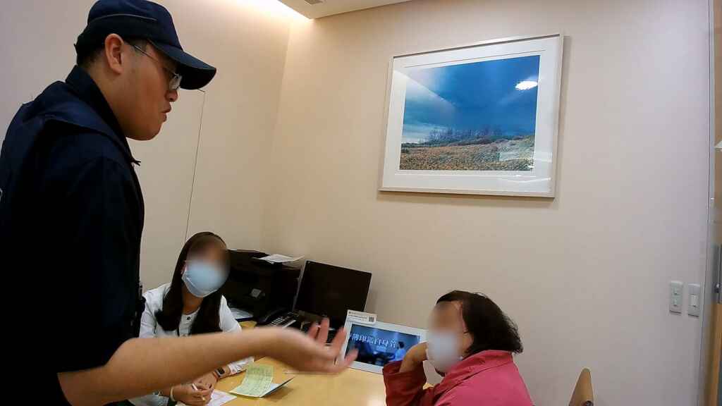 ▲詐騙集團常會使用社群軟體向被害人噓寒問暖,取得信任後便會謊稱有高價物品或包裹卡在海關,以需要支付關稅等名目要求匯款。(苗栗縣政府提供)