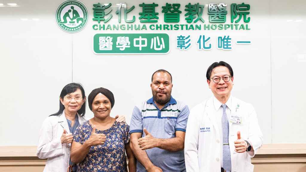 ▲彼得(右二)飛越半個地球到彰基,求診陳穆寬總院長(右一)。(彰基醫院提供)