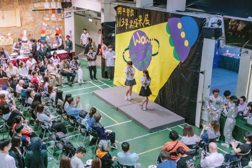 開平餐飲日間部成果展以「WOW!宇宙不同」為題,引領大家漫遊學生的創意宇宙。開平餐飲學校/提供