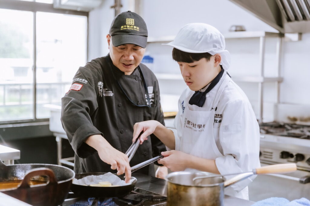 開平餐飲113年班學生挑戰百人宴會小食,期間教學主廚陪伴學生不斷試做及調整餐點內容。開平餐飲學校/提供