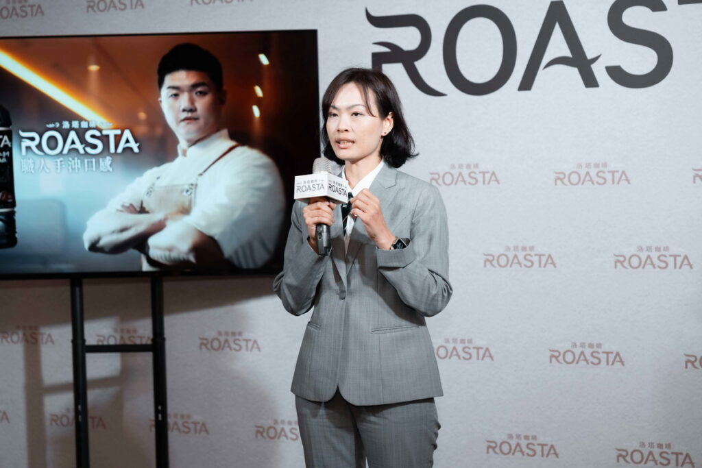 行銷部副處長林天藍表示ROASTA咖啡嚴選「100_巴西日曬豆」採用「獨特冷研工法」,打造出媲美「職人手沖口感」的咖啡