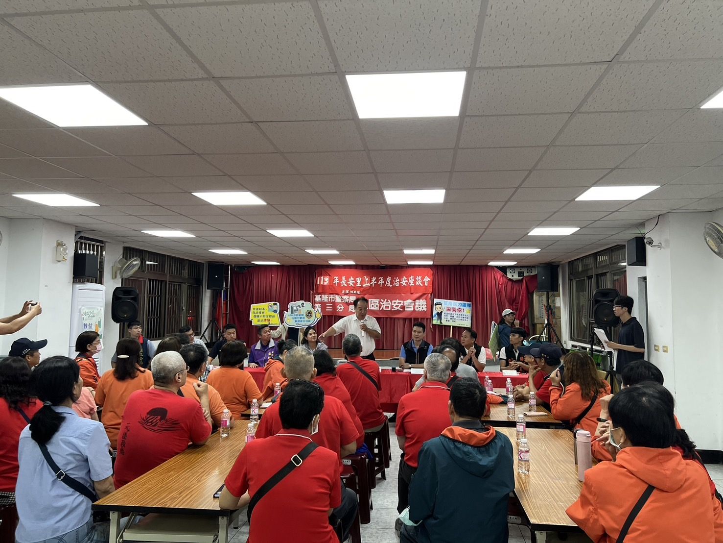 長安里巡守隊治安座談會陳栓基隊長與第三分局長童寶賢與地方民代共同宣導反詐騙。（記者薛秀蓮翻攝)