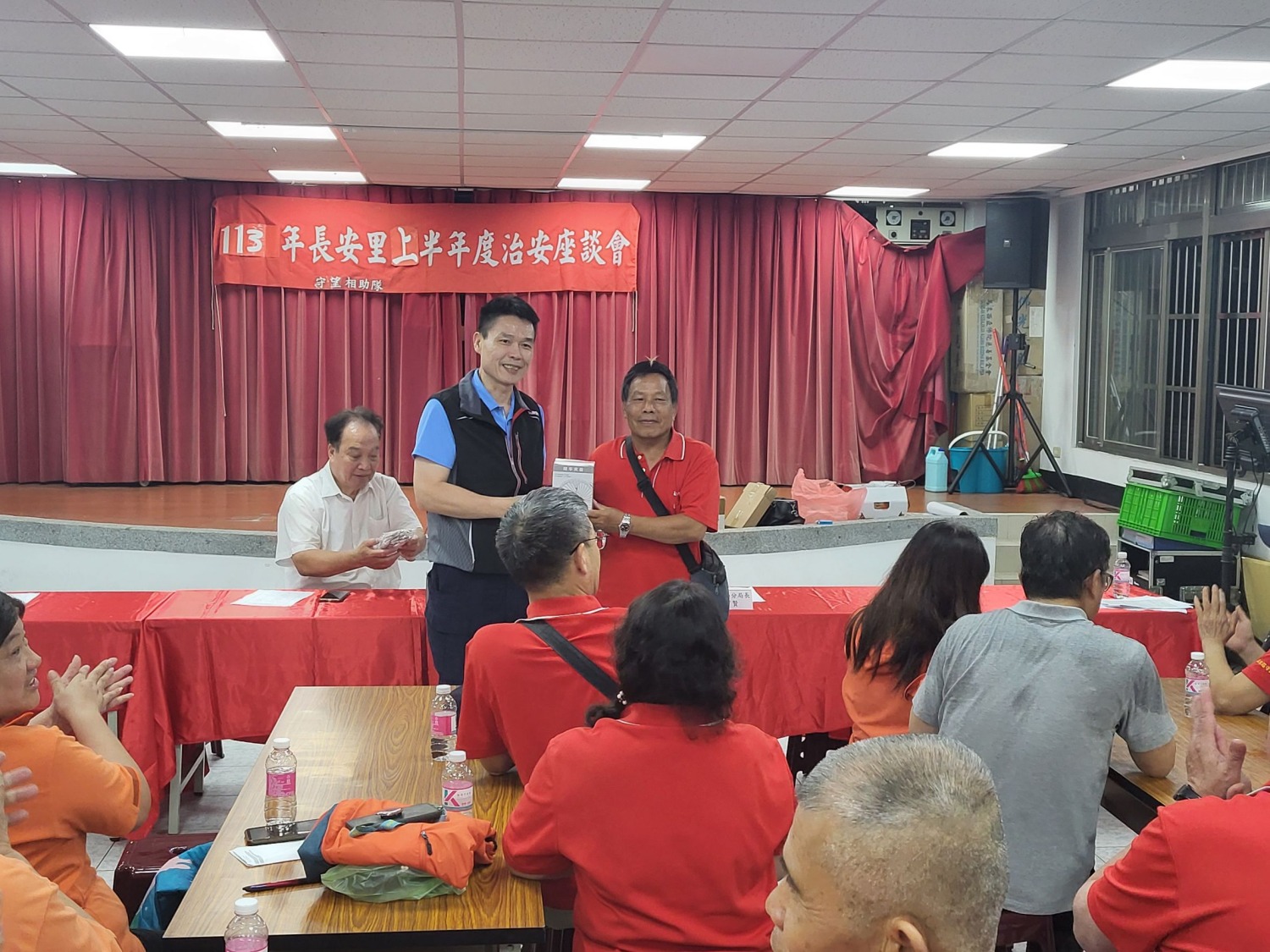 第三分局長童寶賢座談會實施防詐有獎徵答，提升民眾防詐能力。（記者薛秀蓮翻攝)