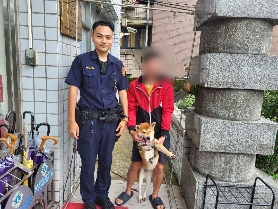 陳姓飼主到所領回與愛犬團聚。(記者薛秀蓮翻攝)