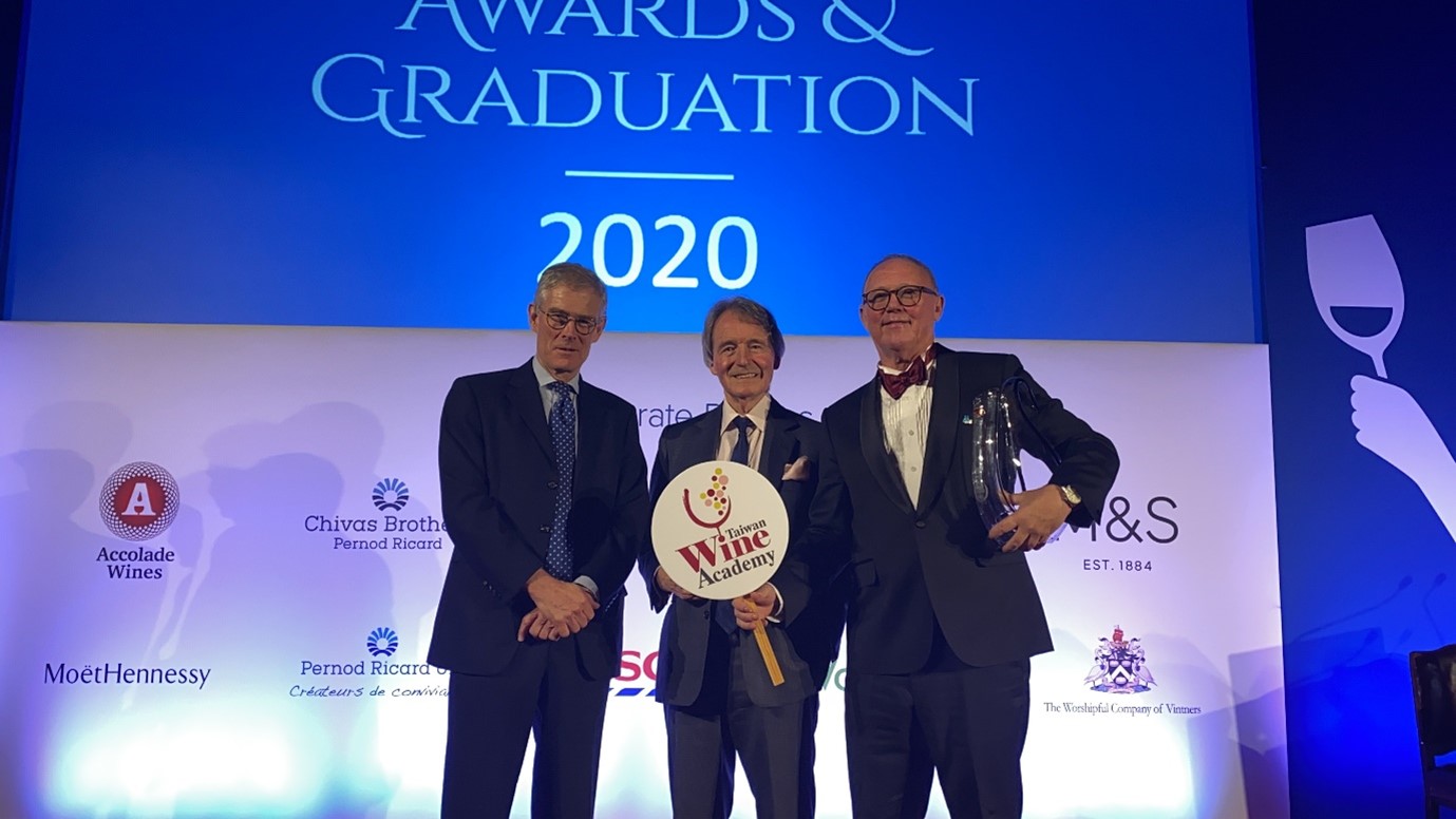 2020年台灣酒研學院創辦人之一柯汝同(Tom Curry)前往英國倫敦接受年度最佳機構之一的殊榮。(圖/台灣酒研學院提供)